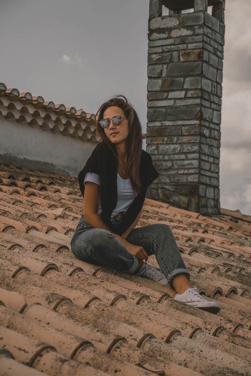 有关坐, 垂直拍摄, 墨镜的免费素材图片