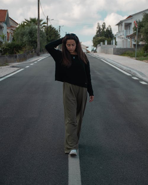 有关垂直拍摄, 多云的天空, 女人的免费素材图片