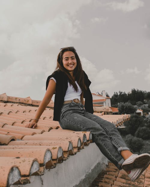 有关坐, 垂直拍摄, 墨镜的免费素材图片