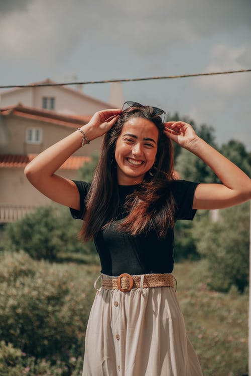 有关垂直拍摄, 墨镜, 女人的免费素材图片