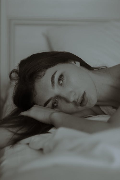 有关单色, 垂直拍摄, 女人的免费素材图片