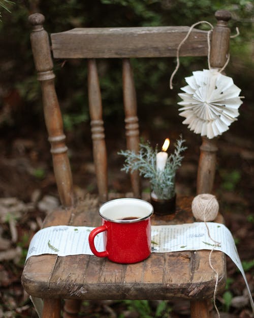 有关垂直的, 木椅, 点燃的蜡烛的免费素材图片