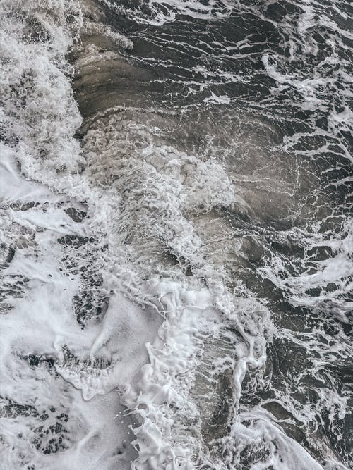 有关垂直拍摄, 招手, 波浪撞击的免费素材图片