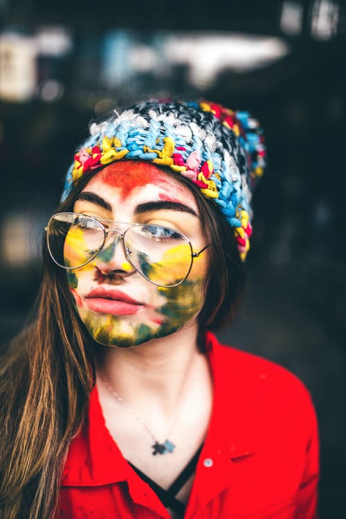 有关（頂部有小羊毛球的）羊毛帽子, 女人, 帽子的免费素材图片