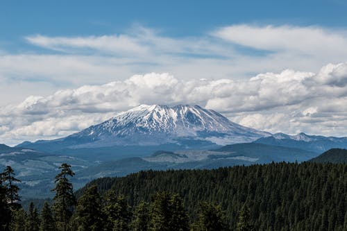 有关多雲的天空, 樹木, 火山的免费素材图片