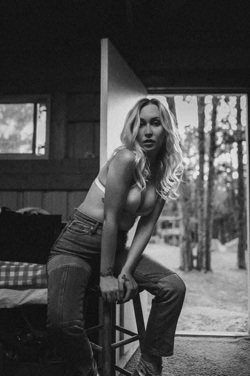 有关内衣, 单色, 坐的免费素材图片