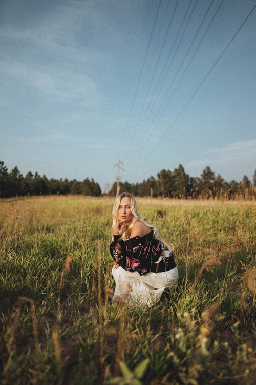 有关坐, 垂直拍摄, 女人的免费素材图片