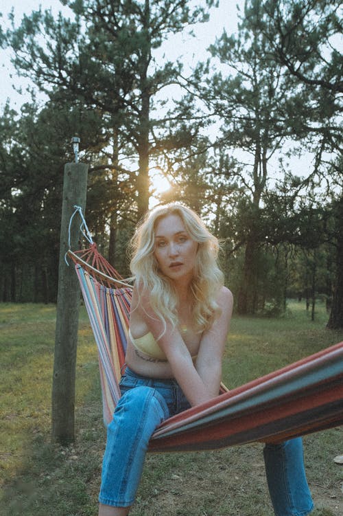 有关吊床, 坐, 垂直拍摄的免费素材图片