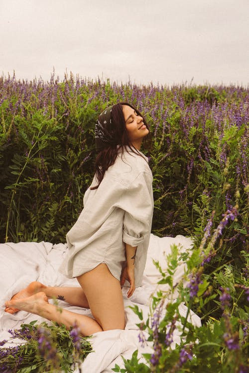 有关印花大手帕, 垂直拍摄, 女人的免费素材图片