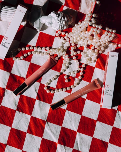 有关口红, 垂直拍摄, 方格桌布的免费素材图片