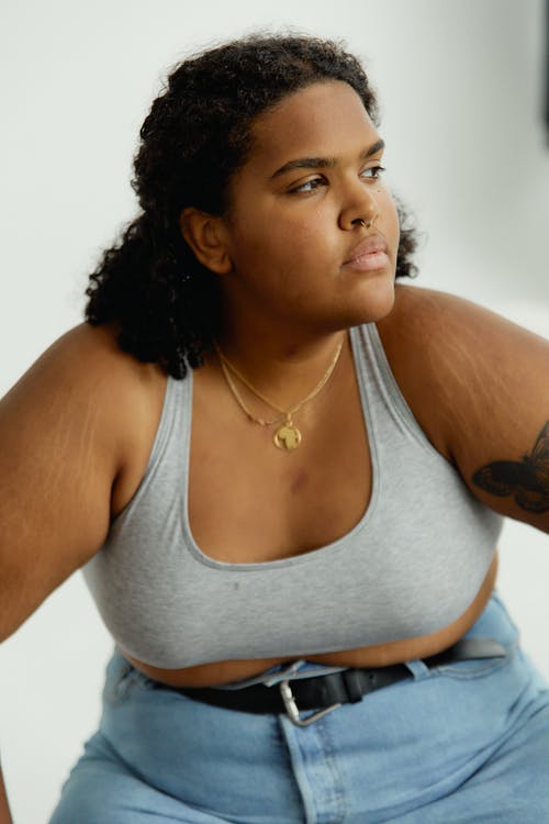 穿着灰色胸罩的女人看着别处 · 免费素材图片