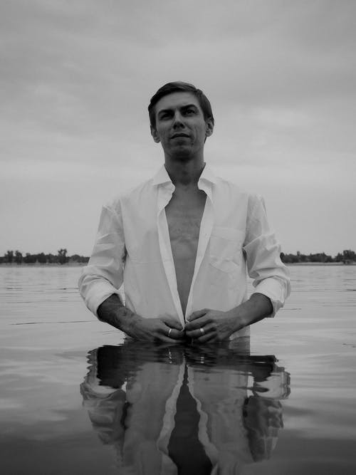 有关bw摄影, 人, 垂直拍摄的免费素材图片