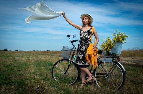 有关女人, 披肩, 握住的免费素材图片