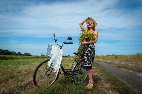 有关一束花, 女人, 户外的免费素材图片