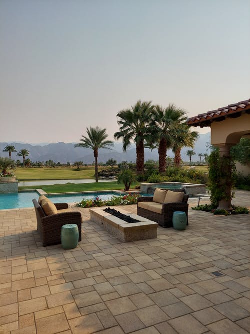 有关天井, 户外, 柳条凳的免费素材图片