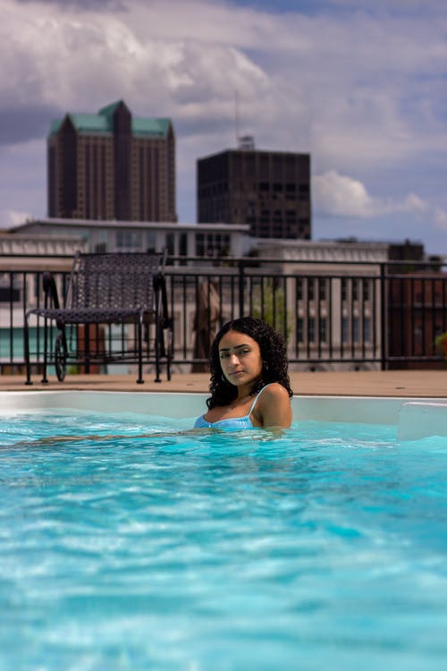 有关垂直拍摄, 女人, 建筑的免费素材图片