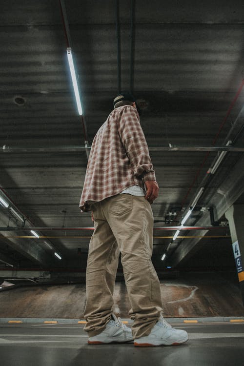 有关人, 低角度拍摄, 垂直拍摄的免费素材图片