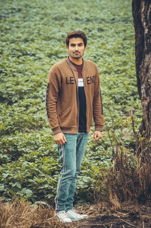 有关人, 垂直拍摄, 棕色夹克的免费素材图片