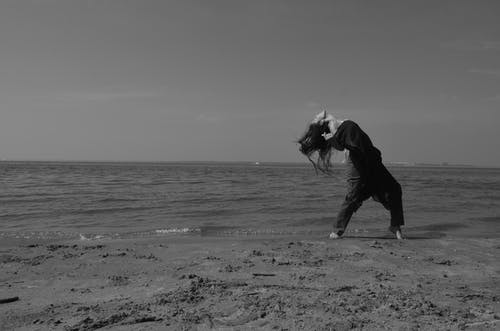 有关单色, 女人, 岸边的免费素材图片