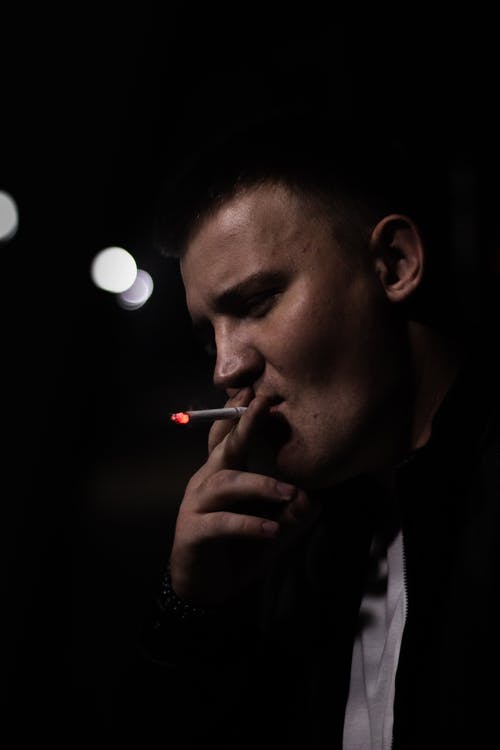 有关人, 抽烟, 香烟的免费素材图片