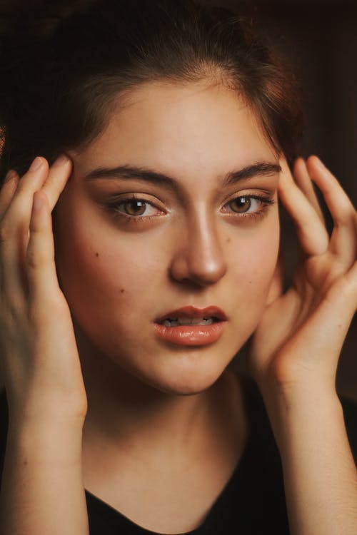 有关人, 双手放在脸上, 垂直拍摄的免费素材图片