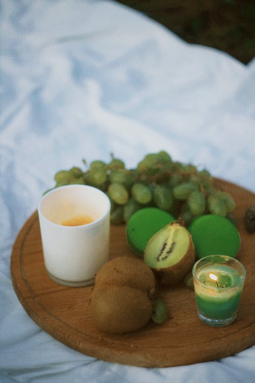 有关垂直拍摄, 奇异果, 木托盘的免费素材图片