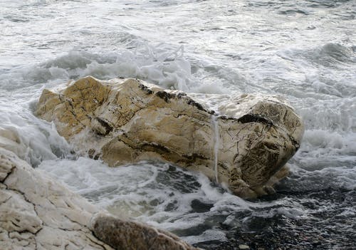 有关岩石, 水, 波浪崩溃的免费素材图片