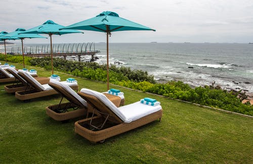 有关度假村, 沙滩椅, 海滨的免费素材图片