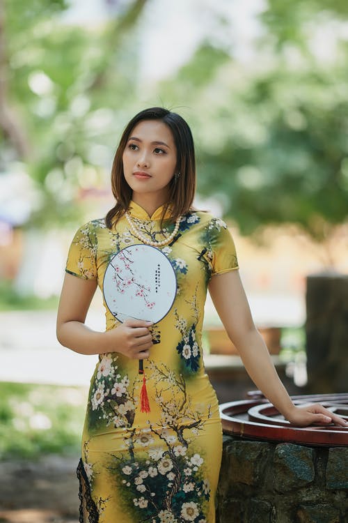 有关传统服装, 垂直拍摄, 女人的免费素材图片