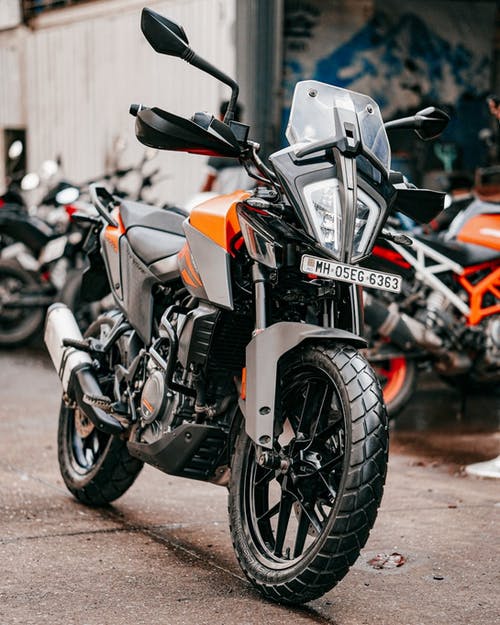 有关停, 垂直拍摄, 摩托車的免费素材图片