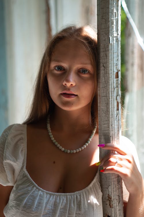 有关人, 倚, 垂直拍摄的免费素材图片