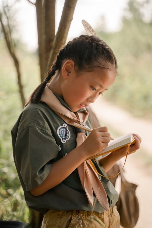 有关垂直拍摄, 女童子军, 写作的免费素材图片