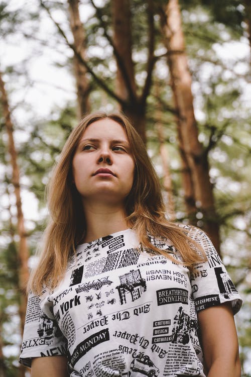 有关低角度拍摄, 垂直拍摄, 女人的免费素材图片