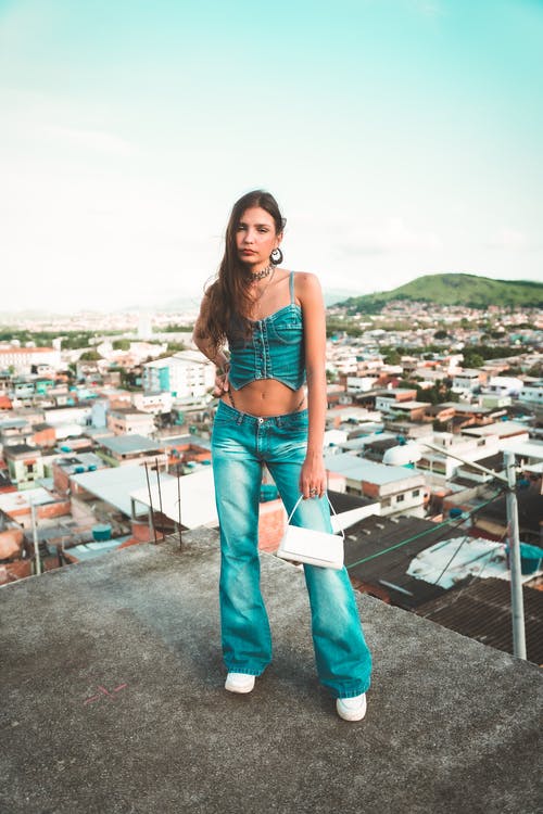 有关垂直拍摄, 女人, 屋顶的免费素材图片