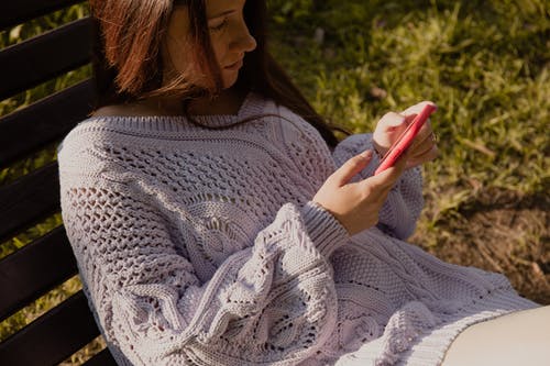 有关3C用品, 人, 坐的免费素材图片