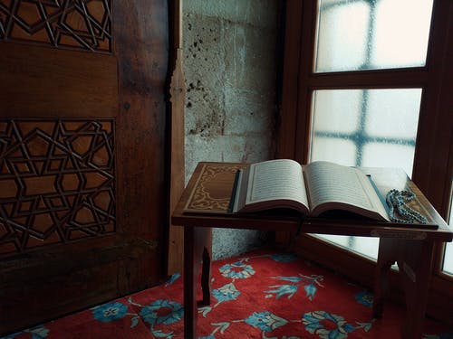 桌子上的古兰经和密斯巴哈 · 免费素材图片