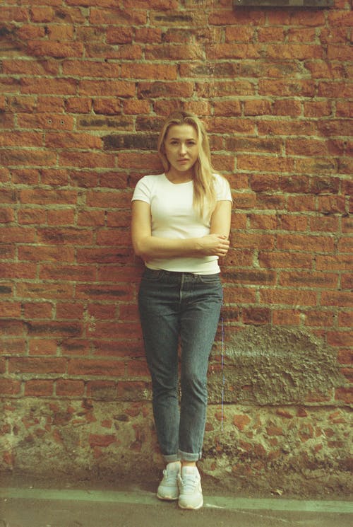 有关垂直拍摄, 女人, 牛仔裤的免费素材图片