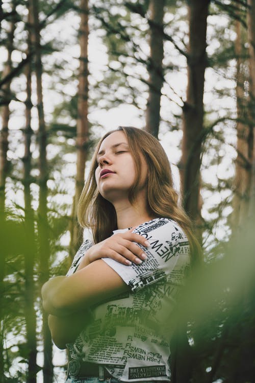 有关垂直拍摄, 女人, 森林的免费素材图片