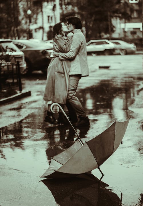 雨中接吻的浪漫情侣 · 免费素材图片