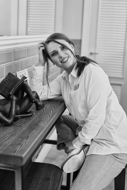 有关人, 单色, 坐的免费素材图片