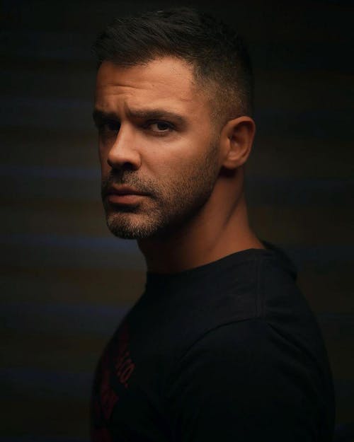 有关人, 严肃, 垂直拍摄的免费素材图片