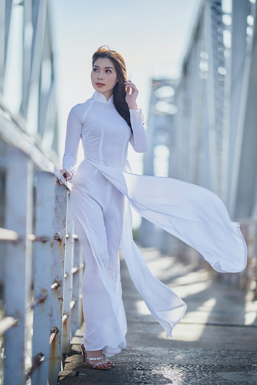 桥上穿奥黛的女人 · 免费素材图片