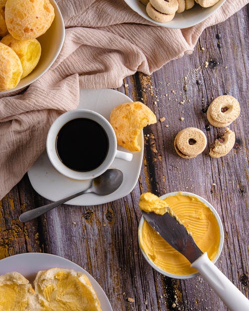 面包、黄油和小圆面包 · 免费素材图片