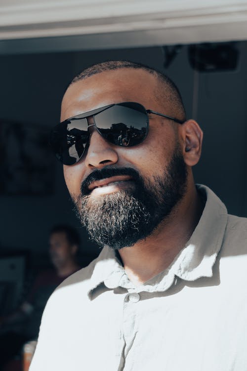 有关人, 垂直拍摄, 墨镜的免费素材图片