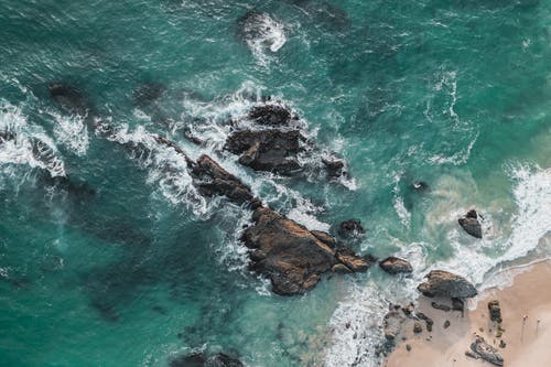 海浪在岩石海岸撞击 · 免费素材图片