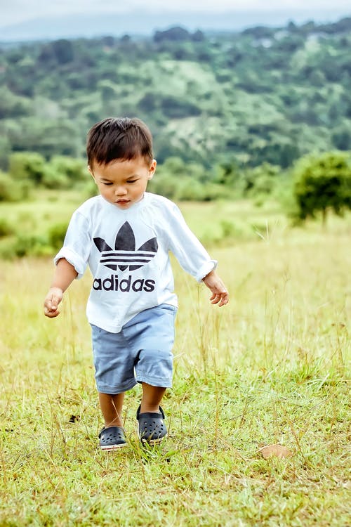 有关儿童, 可爱, 圆领t恤的免费素材图片