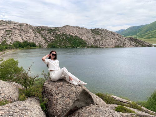 有关坐, 天性, 女人的免费素材图片