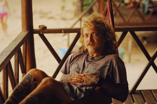 一个人在吊床上放松 · 免费素材图片