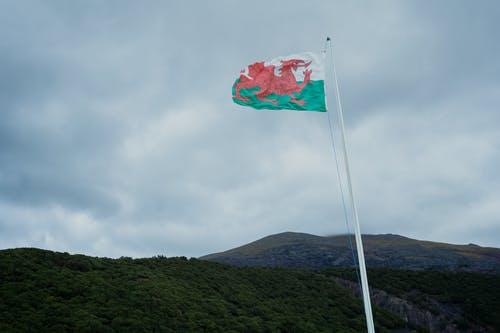 有关威尔士国旗, 旗杆, 阴沉的天空的免费素材图片
