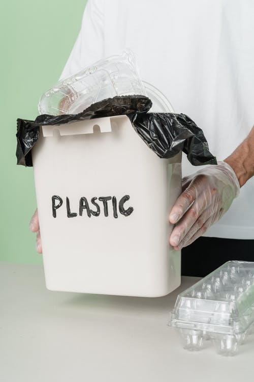 有关t恤, 人类的手, 垃圾箱的免费素材图片